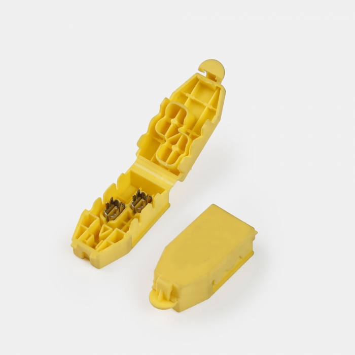 如何实现雷管线夹与其他器材之间的相互作用？